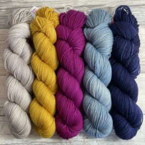 Hangefärbte Wolle -  Westknits MKAL21 – Kit 1. Hier online kaufen.