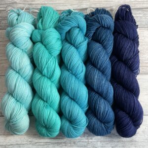 Hangefärbte Wolle -  Westknits MKAL21 – Kit 2. Hier online kaufen.