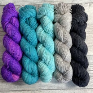 Hangefärbte Wolle -  Westknits MKAL21 – Kit 28. Hier online kaufen.