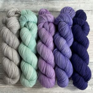 Hangefärbte Wolle -  Westknits MKAL21 – Kit 36. Hier online kaufen.